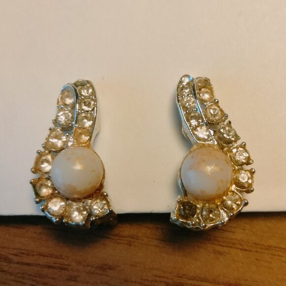 Clip On Earrings Rhinestones Faux Pearl Vintage Gold Tone Finish - Picture 1 of 5